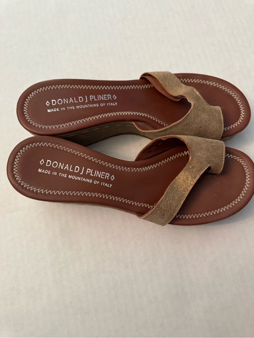 Donald J. Pliner Gold Leather Wedge Toe-Loop Mules - Picture 5 of 8
